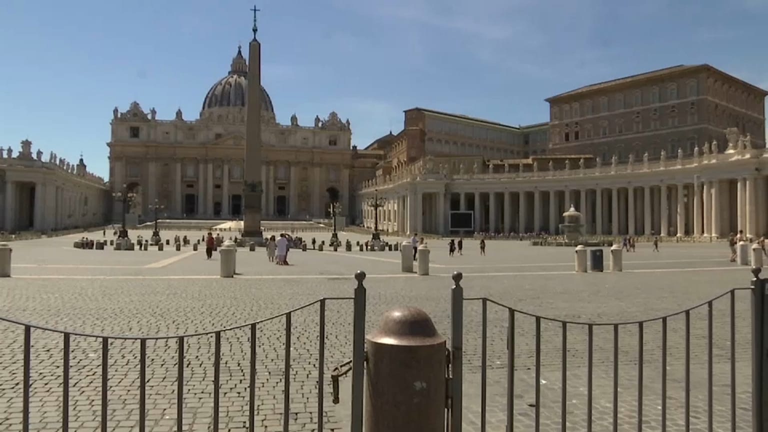 El Vaticano juzgará al cardenal Becciu y a otras 9 personas por delitos inmobiliarios