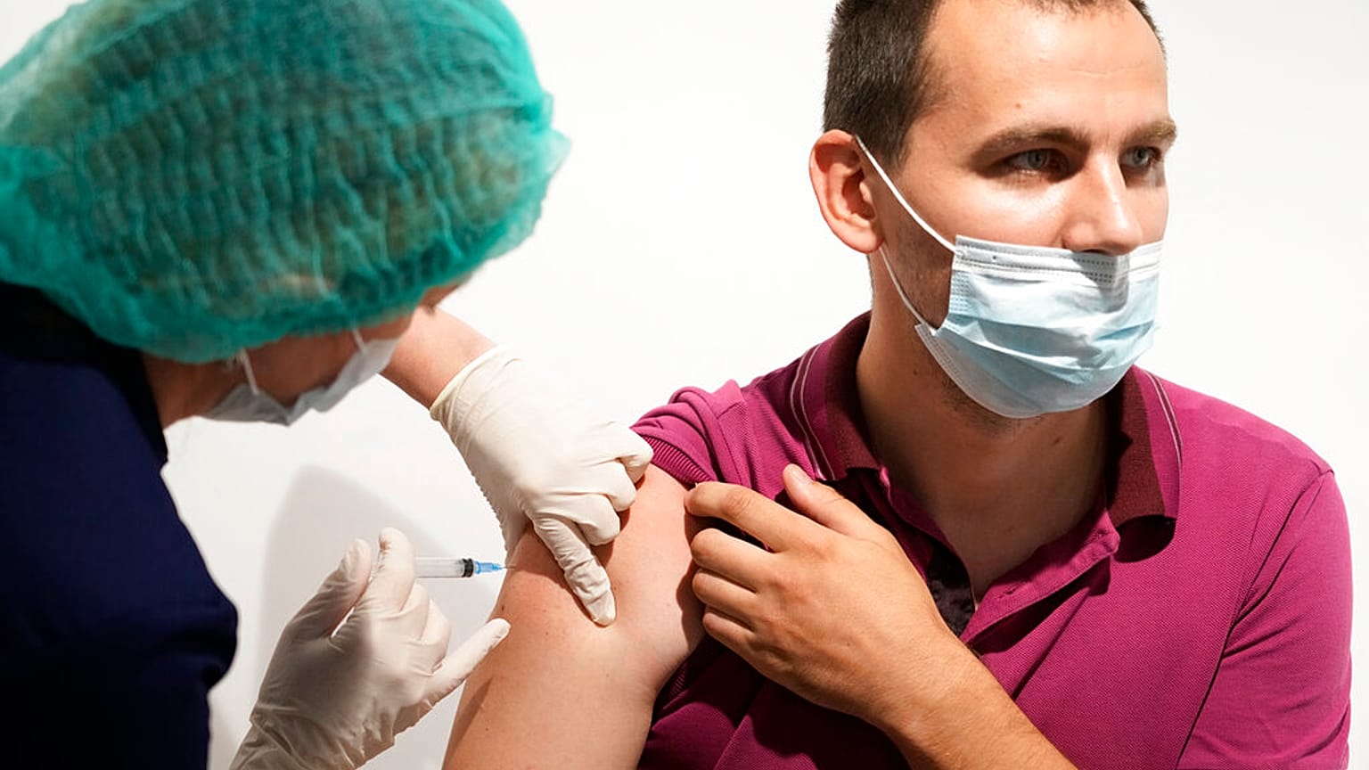 L'épidémie de coronavirus est repartie depuis mi-juin en Russie sur fond de campagne de vaccination poussive.