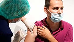 L'épidémie de coronavirus est repartie depuis mi-juin en Russie sur fond de campagne de vaccination poussive.