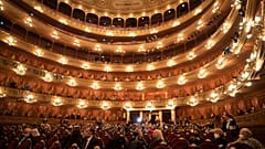 El Teatro Colón de Buenos Aires reabrió el viernes con aforo reducido y estrictas medidas de seguridad sanitaria