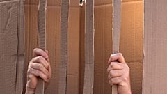 صورة لمتظاهر يحمل مجسما كرتونيا أمام المحكمة المركزية بالقدس خلال احتجاجات ضد نتنياهو. 05/04/2021