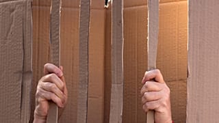 صورة لمتظاهر يحمل مجسما كرتونيا أمام المحكمة المركزية بالقدس خلال احتجاجات ضد نتنياهو. 05/04/2021