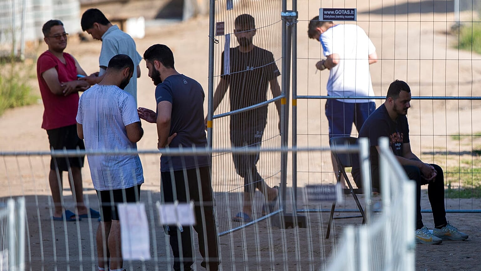 Il ricatto di Lukashenko all'Ue: migranti verso la Lituania