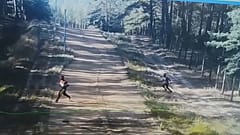 Un grupo de migrantes cruzan la frontera entre Bielorrusia y Lituania ilegamente