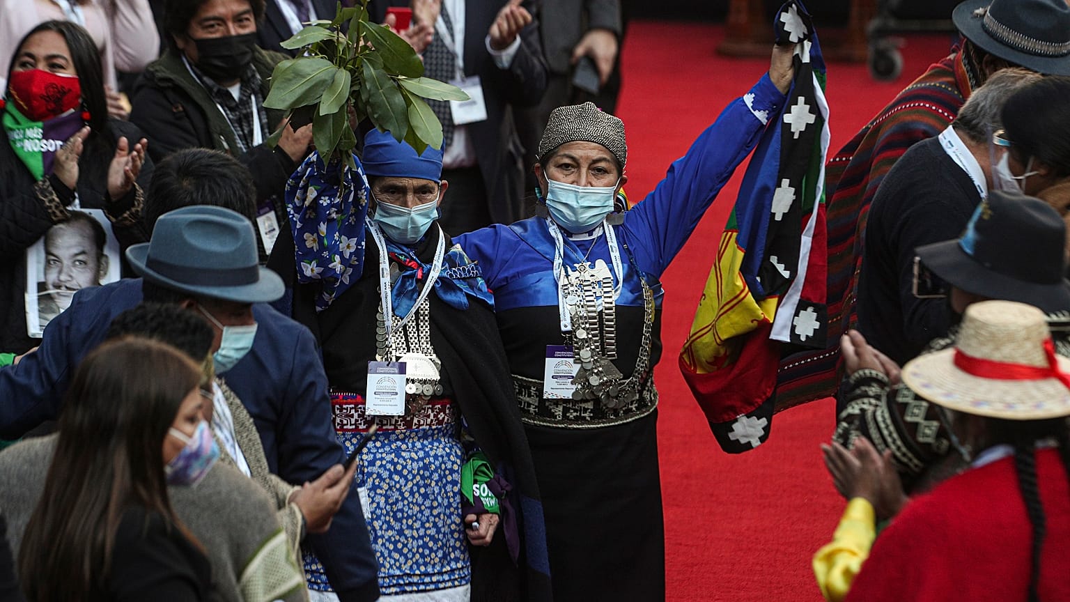 Elisa Loncón alza una bandera mapuche tras ser elegida presidenta de la Convención Constituyente de Chile