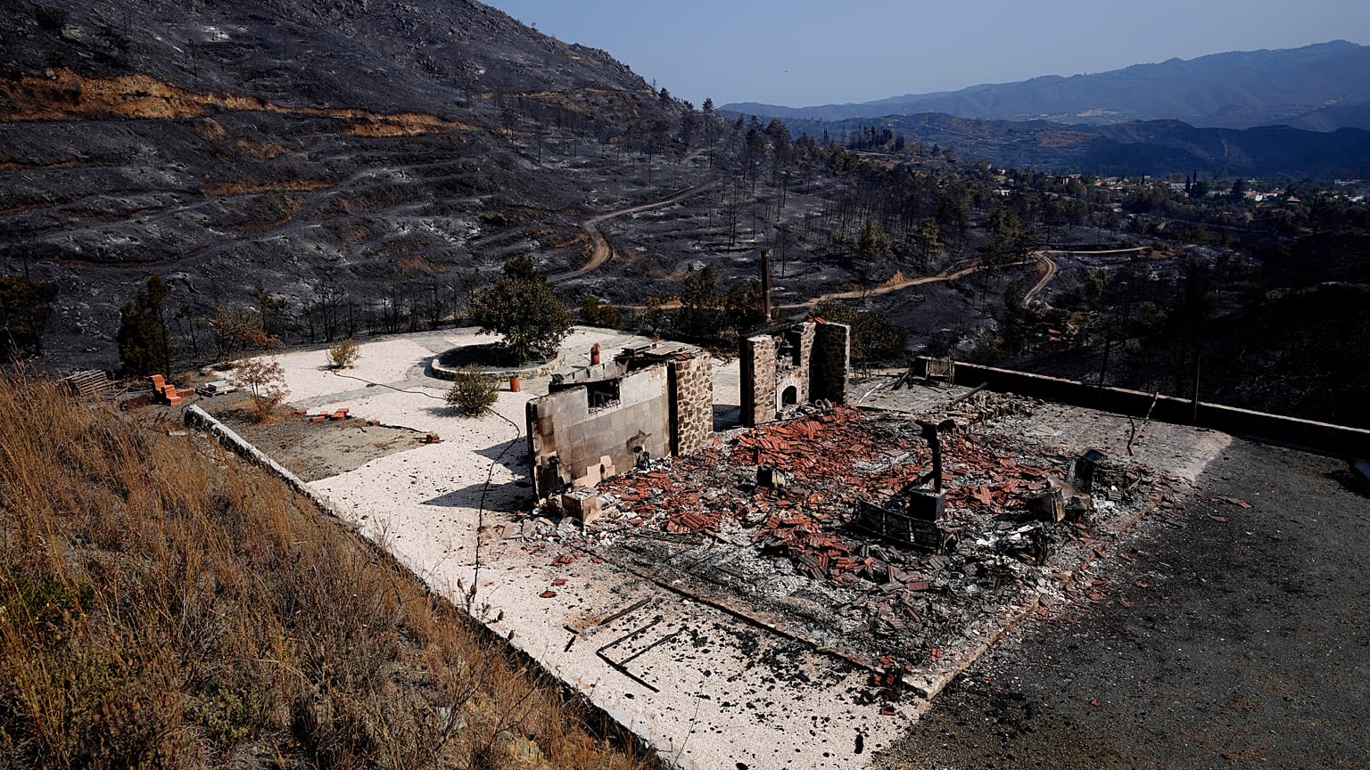 Εικόνες απόλυτης καταστροφής από την φονική πυρκαγιά στην Κύπρο