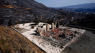 Εικόνες απόλυτης καταστροφής από την φονική πυρκαγιά στην Κύπρο