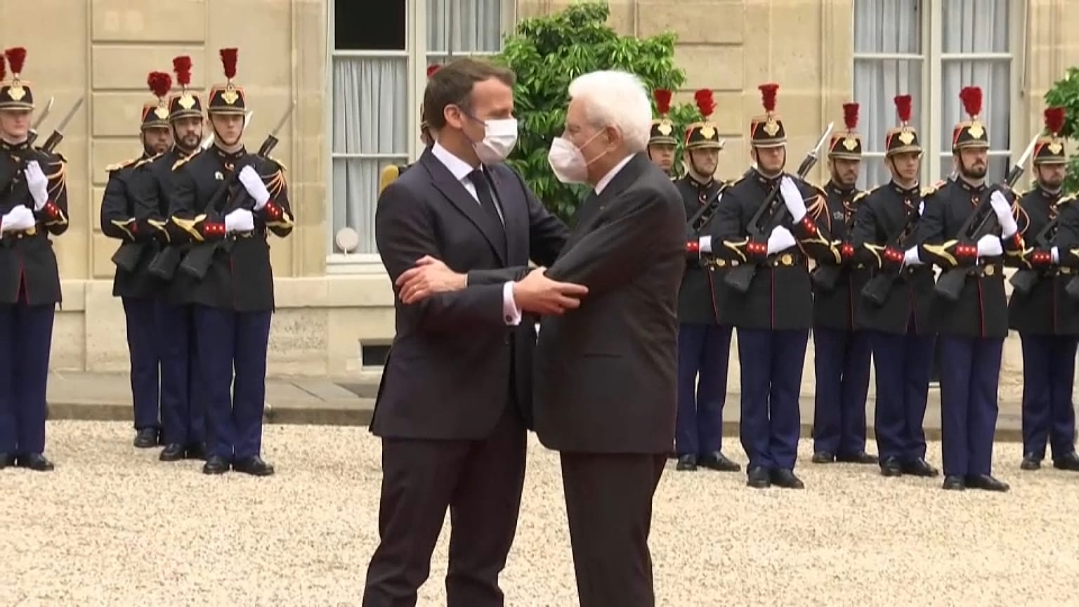 Mattarella ricevuto da Macron