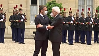 Mattarella ricevuto da Macron