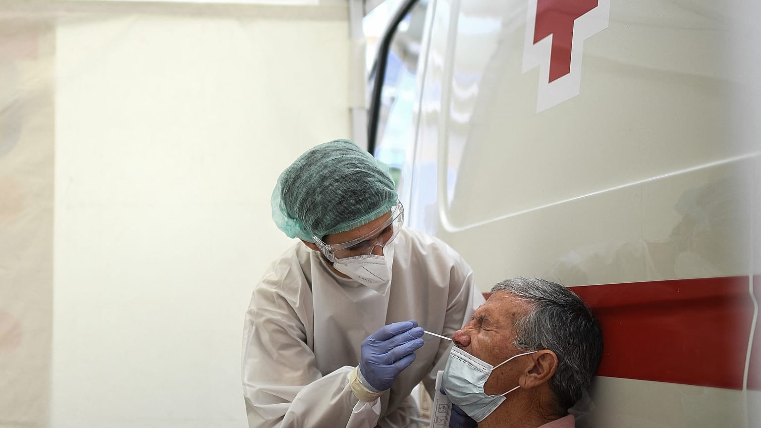 Un homme se fait tester par PCR de détection du Covid-19 au Portugal, le 2 juillet 2021