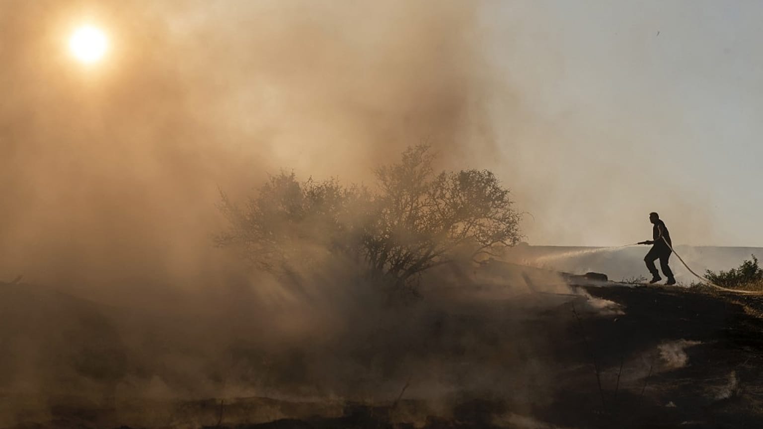 Pompier combattant les flammes sur l'île de Chypre, le 04/07/2021
