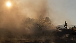 Pompier combattant les flammes sur l'île de Chypre, le 04/07/2021