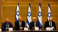 أفيغدور ليبرمان وبيني غانتس ويائير لابيد ورئيس الوزراء الإسرائيلي الجديد نفتالي بينيت يعقدون أول اجتماع لمجلس الوزراء في القدس.