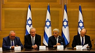 أفيغدور ليبرمان وبيني غانتس ويائير لابيد ورئيس الوزراء الإسرائيلي الجديد نفتالي بينيت يعقدون أول اجتماع لمجلس الوزراء في القدس.