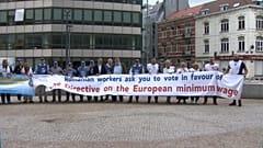 I manifestanti rumeni a Bruxelles, per chiedere un salario minimo adeguato in tutta l'Ue