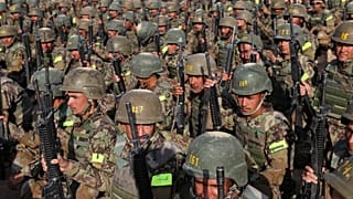 Tatbikat yapan Afgan askerleri (arşiv)
