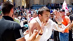 Des opposants à la marché des fiertés poussent un homme, à Tbilissi, Géorgie, le 5 juillet 2021