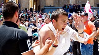 Des opposants à la marché des fiertés poussent un homme, à Tbilissi, Géorgie, le 5 juillet 2021