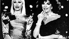 Raffaella Carrà (izq) en una foto de archivo junto a la actriz británica Joan Collins el 23 de enero de 1988 
