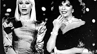 Raffaella Carrà (izq) en una foto de archivo junto a la actriz británica Joan Collins el 23 de enero de 1988