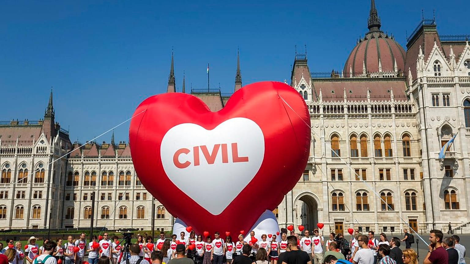 Civil tiltakozás a Parlament előtt 2018 júniusában