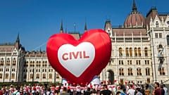 Civil tiltakozás a Parlament előtt 2018 júniusában