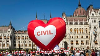 Civil tiltakozás a Parlament előtt 2018 júniusában