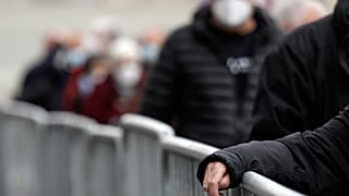 في أحد طوابير التلقيح في روما (آذار/مارس 2021)