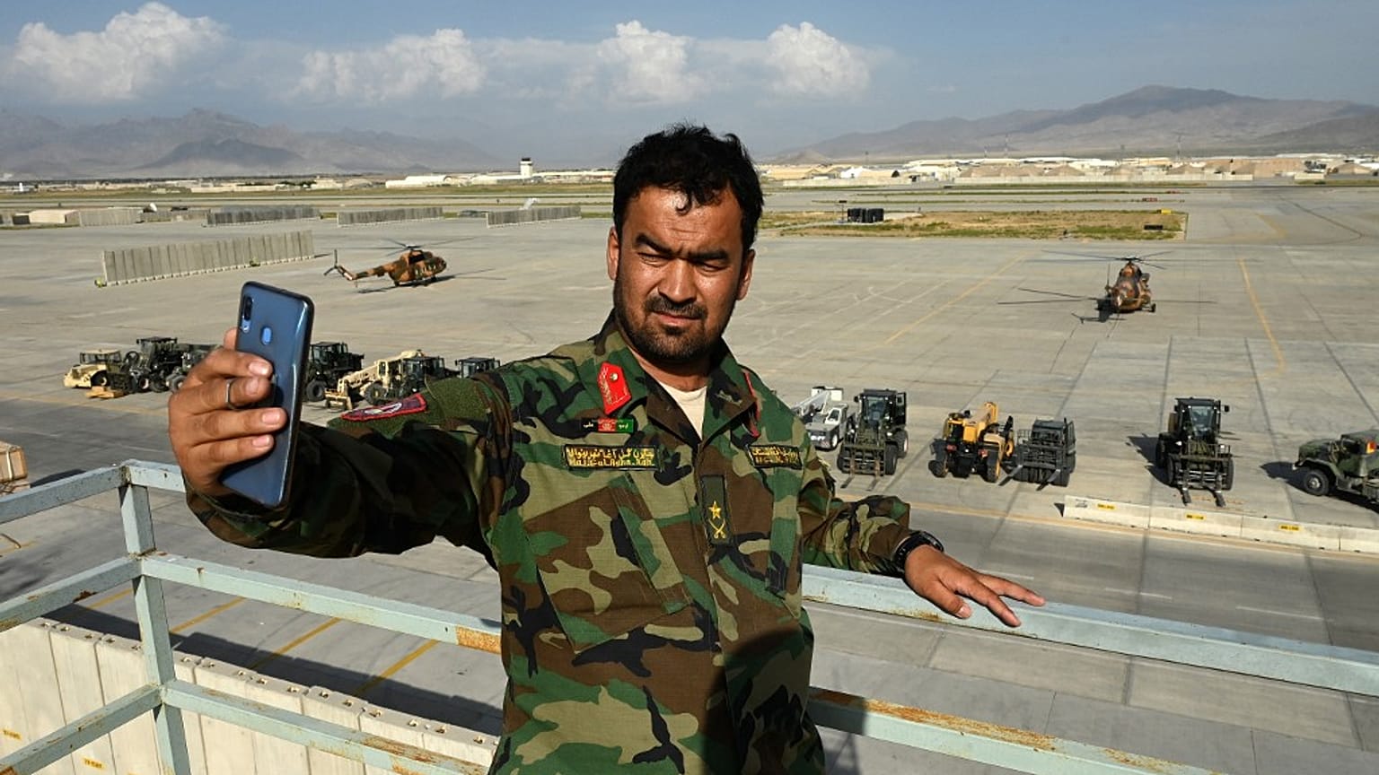 Un soldat de l'armée afghane prend la pose devant la base militaire de Bagram (Afghanistan), le 05/07/2021