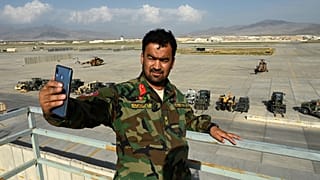 Un soldat de l'armée afghane prend la pose devant la base militaire de Bagram (Afghanistan), le 05/07/2021
