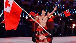 Pita Taufatofua porte le drapeau des Tonga lors de la cérémonie d'ouverture des Jeux olympiques d'hiver 2018 à Pyeongchang, en Corée du Sud.