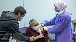 حصول مصري على جرعة اللقاح المضاد لكوفيد-19