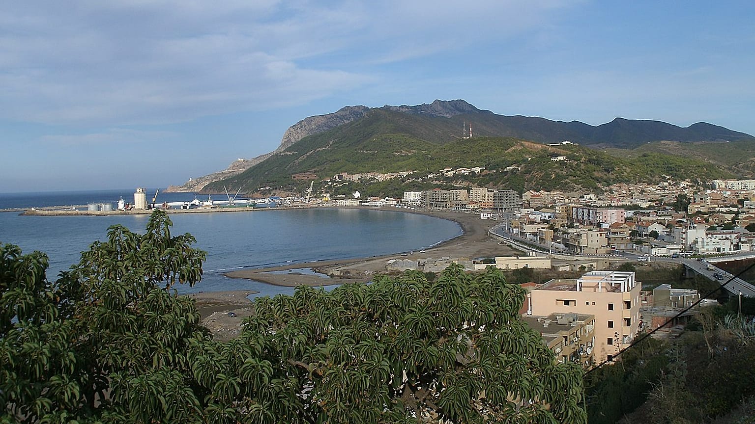 شاطئ تنس في غرب الجزائر
