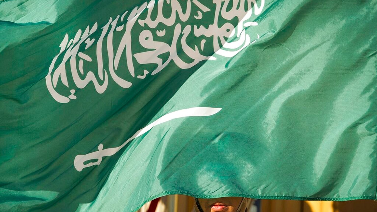  أحد أفراد حرس الشرف مغطى بعلم المملكة العربية السعودية في واشنطن. أعدمت المملكة العربية السعودية يوم الثلاثاء، 15 يونيو / حزيران 2021،