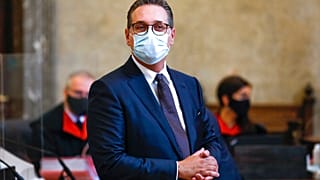 Heinz-Christian Strache a bécsi tárgyalóteremben várja a tárgyalás kezdetét