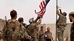 Az amerikai zászló levonása, de mi kerül majd a helyére?