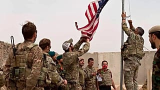 Az amerikai zászló levonása, de mi kerül majd a helyére?