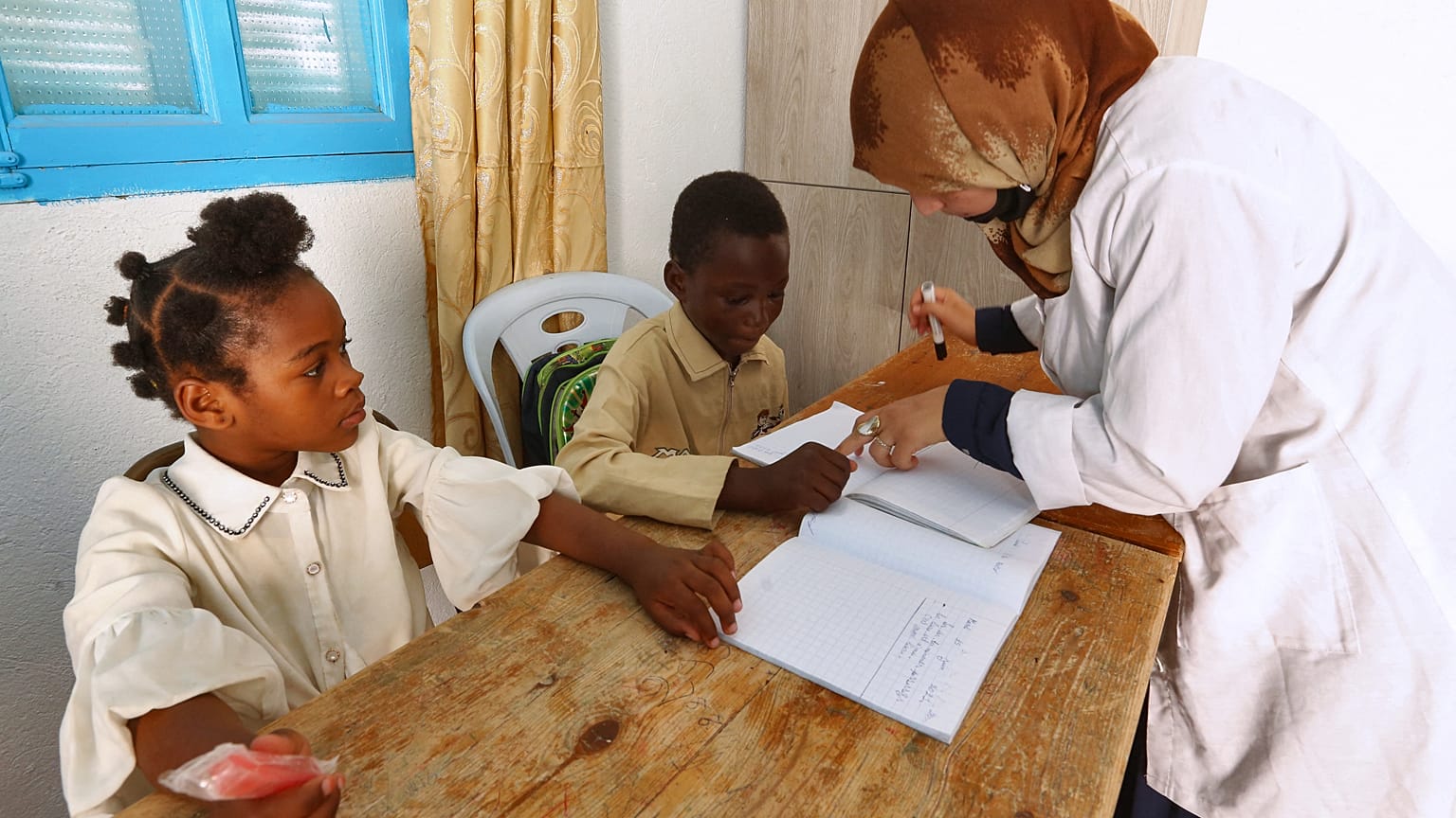 Bambini migranti subsahariani imparano il francese, in un centro gestito dall'Organizzazione per il sostegno dei migranti,a Medenina, Tunisia