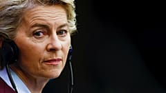 Az Európai Bizottság elnöke, Ursula Von Der Leyen a kamerába néz