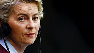 Az Európai Bizottság elnöke, Ursula Von Der Leyen a kamerába néz