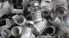 Использованные флаконы из-под вакцины Pfizer/BioNTech в одном из прививочных пунктов в Мюнхене