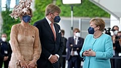 Das wohl letzte Treffen mit Merkel als Regierungschefin: Das niederländische Königspaar vor dem Kanzleramt in Berlin.