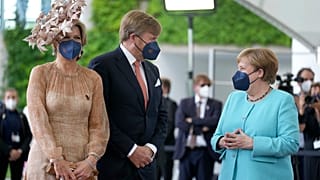 Das wohl letzte Treffen mit Merkel als Regierungschefin: Das niederländische Königspaar vor dem Kanzleramt in Berlin.