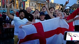 İngiltere'nin başkenti Londra'nın Trafalgar Meydanı'nda sevinç gösterileri yapan futbolseverler. Dikkat çeken ayrıntı, hiçbirinin maske takmaması.