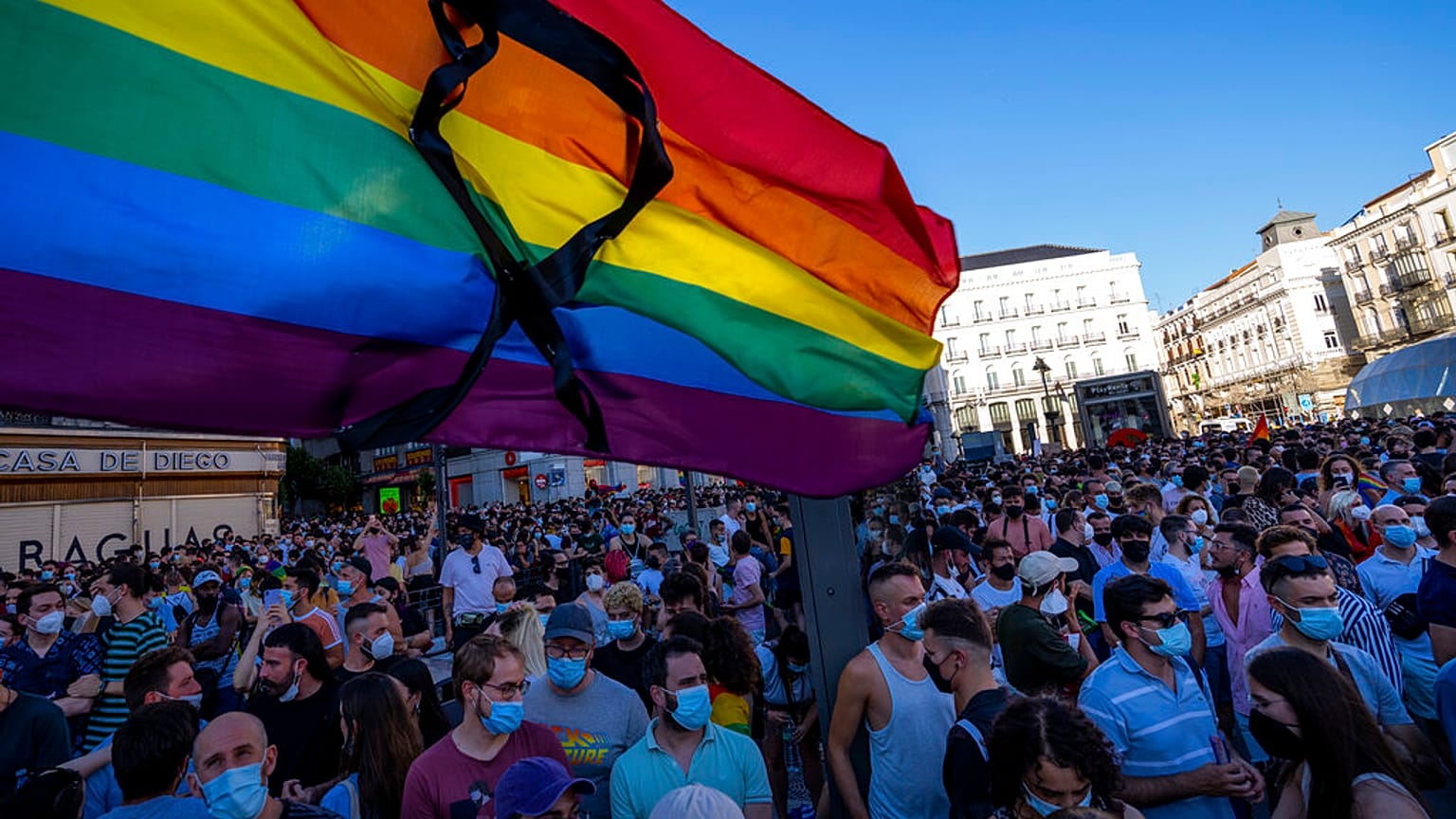Manifestación en la Puerta del Sol contra el presunto asesinato homófobo