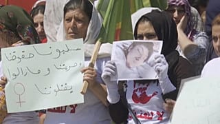 نسوة سوريات في الحسكة يتظاهرن ضد ارتكاب ما يسمى "جرائم الشرف". 2021/07/06