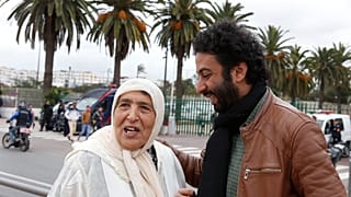 الصحافي المغربي عمر الراضي ووالدته فاطمة إلى جانبه