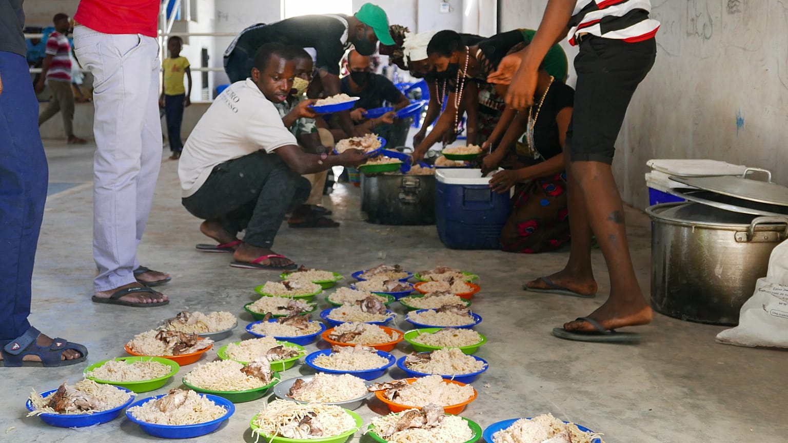 Distribuição de refeições em Pemba, Moçambique