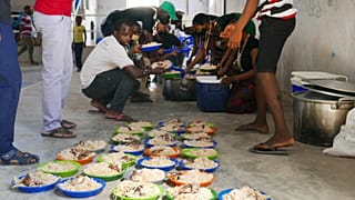 Distribuição de refeições em Pemba, Moçambique