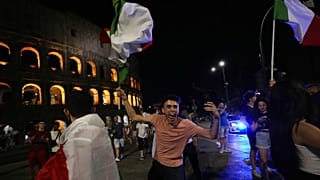 olasz szurkoló a római Colosseum előtt